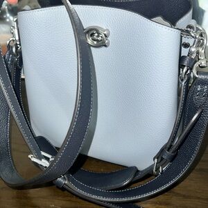 Elegant Two-Tone Leather COACH Shoulder Bag